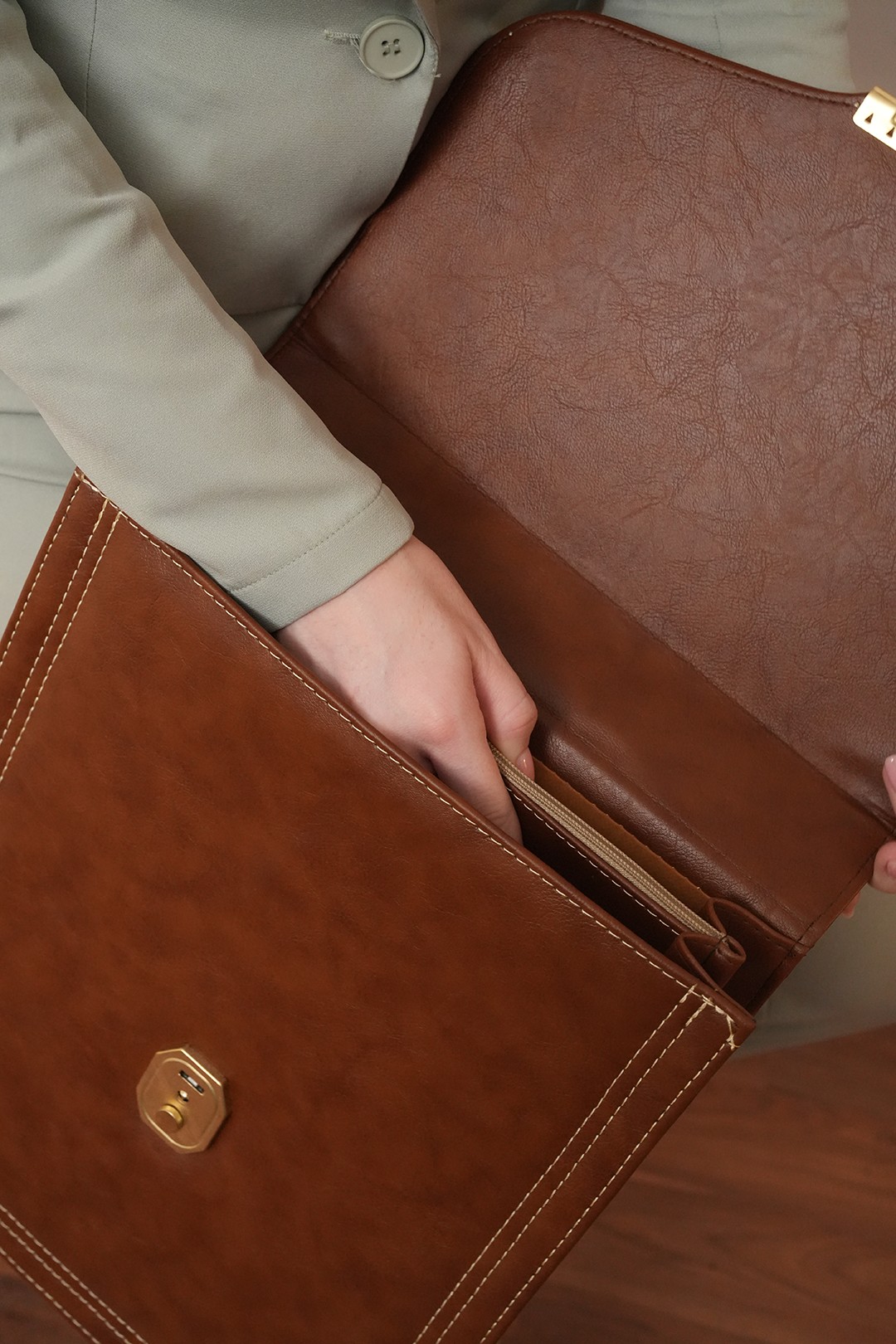 Melise leather business man bag VIP gift set with notebook, USB keychain, and metal pen for corporate use